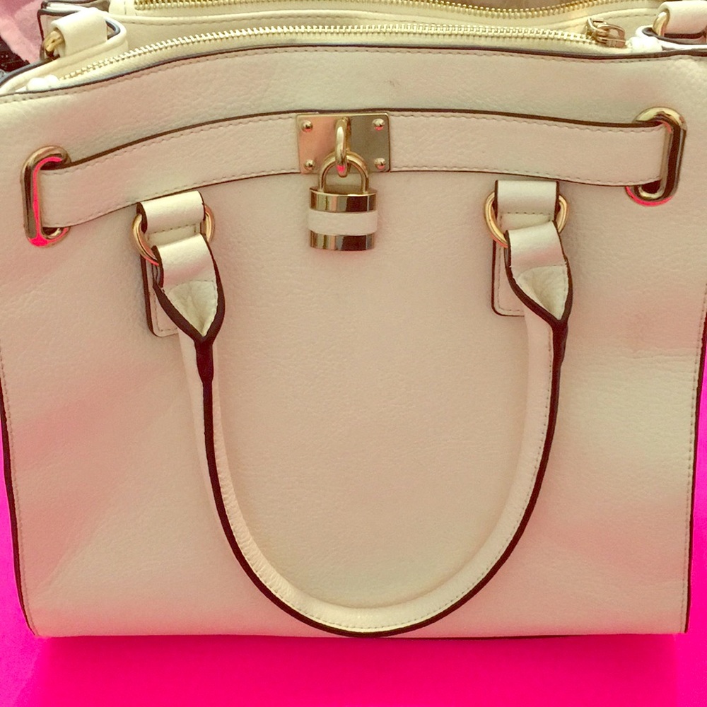 White purse, gently used. From Charming Charlie’s